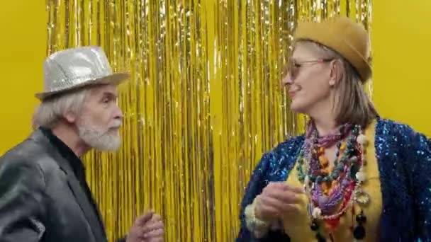 Пожилой Мужчина Женщина Танцуют Стильная Пожилая Женщина Жёлтом Фоне Носит — стоковое видео