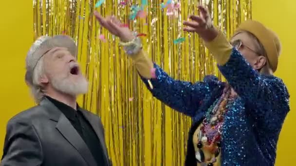 Пожилой Мужчина Женщина Танцуют Стильная Пожилая Женщина Жёлтом Фоне Носит — стоковое видео