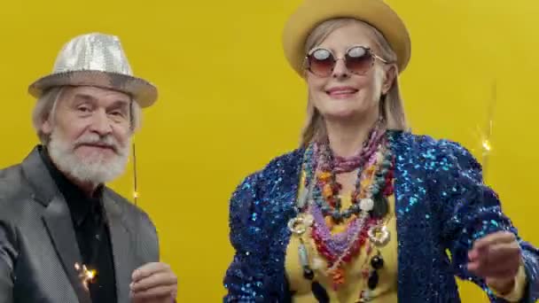 Ältere Männer Und Frauen Stilvolle Ältere Frau Auf Gelbem Hintergrund — Stockvideo