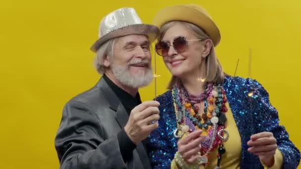 老男人和女人 黄种人背景的时髦老年妇女 她戴着帽子和眼镜 一个留着胡子的时髦男人 手握飞毛腿的时髦情侣 他们把手伸进去 — 图库视频影像