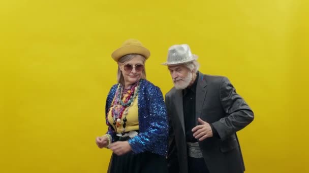 Стильная Пожилая Женщина Жёлтом Фоне Носит Шляпу Очки Стильный Мужчина — стоковое видео