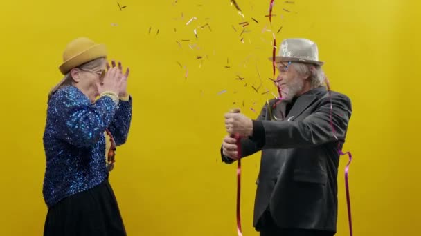 Stilvolle Ältere Frau Auf Gelbem Hintergrund Sie Trägt Hut Und — Stockvideo