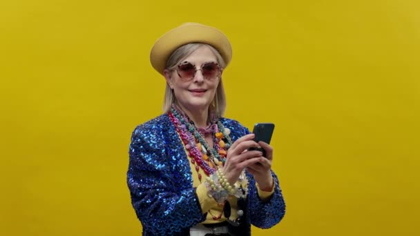 Elegante Donna Anziana Sfondo Giallo Indossa Cappelli Occhiali Bella Donna — Video Stock