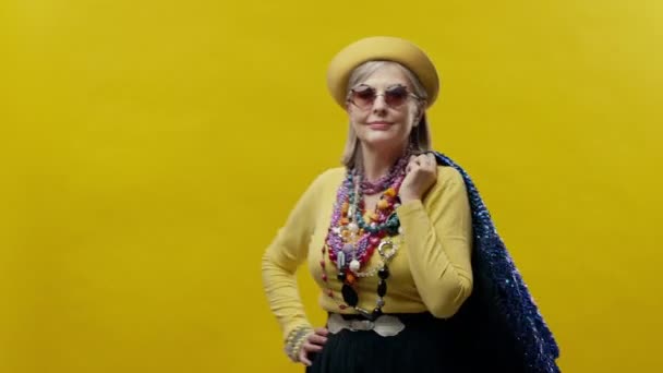Stilvolle Ältere Frau Spaziert Gelber Wand Vorbei Sie Trägt Hut — Stockvideo