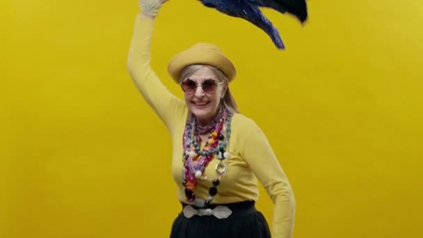 Elegante Donna Anziana Sfondo Giallo Indossa Cappelli Occhiali Donna Che — Video Stock