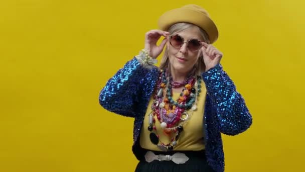 Elegante Anciana Sobre Fondo Amarillo Ella Está Usando Sombrero Gafas — Vídeos de Stock