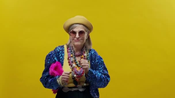 Стильная Пожилая Женщина Жёлтом Фоне Носит Шляпу Очки Весёлая Женщина — стоковое видео