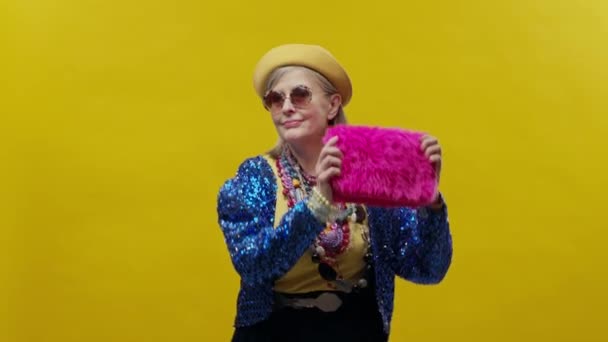 Стильная Пожилая Женщина Жёлтом Фоне Носит Шляпу Очки Весёлая Женщина — стоковое видео