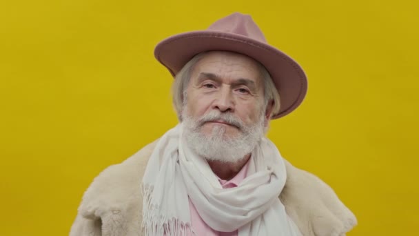 Homem Velho Elegante Roupas Cor Rosa Fundo Amarelo Ele Cinzento — Vídeo de Stock