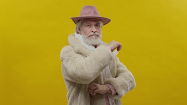 Homem Velho Elegante Roupas Cor Rosa Fundo Amarelo Ele Cinzento — Vídeo de Stock