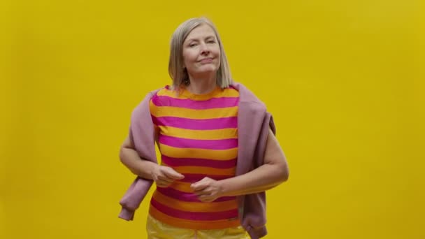 Ältere Frau Sportkleidung Auf Gelbem Hintergrund Sie Ist Fröhlich Frau — Stockvideo
