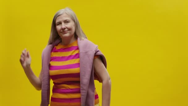 Ältere Frau Sportkleidung Auf Gelbem Hintergrund Sie Ist Fröhlich Sie — Stockvideo