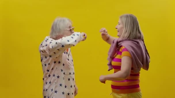 Ältere Männer Und Frauen Stilvolle Ältere Frau Auf Gelbem Hintergrund — Stockvideo