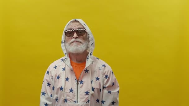Portrét Staršího Muže Vousem Šedý Muž Žlutém Pozadí Sluneční Brýle — Stock video