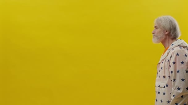 Summer Man Enters Frame Yellow Background Позади Женщина Снимает Куртку — стоковое видео