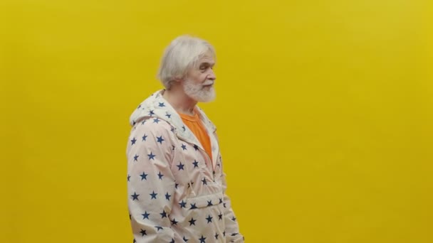 Starší Muž Vstupuje Rámu Žlutém Pozadí Položí Ruce Pas Fit — Stock video