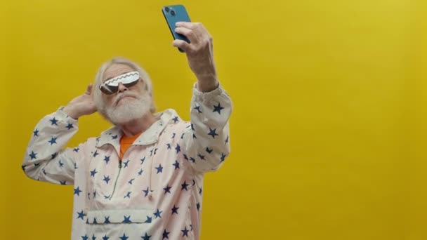 Πορτρέτο Ενός Ηλικιωμένου Γενειάδα Γκρι Άντρας Κίτρινο Φόντο Φοράει Γυαλιά — Αρχείο Βίντεο