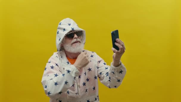 Portret Starszego Mężczyzny Brodą Szary Człowiek Żółtym Tle Nosi Okulary — Wideo stockowe