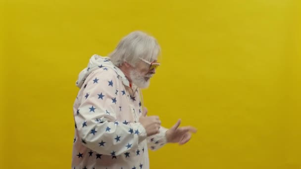 Retrato Anciano Con Barba Hombre Gris Sobre Fondo Amarillo Sale — Vídeos de Stock