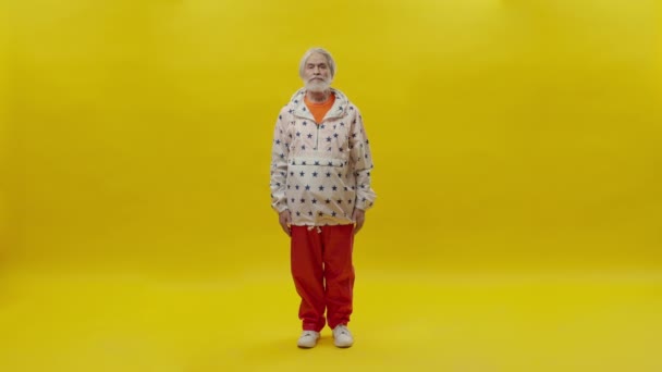 Portret Starszego Mężczyzny Brodą Szary Człowiek Żółtym Tle Stylowy Mężczyzna — Wideo stockowe