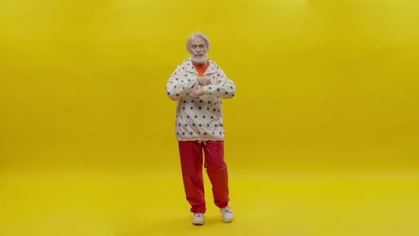 Πορτρέτο Ενός Ηλικιωμένου Γενειάδα Γκρι Άντρας Κίτρινο Φόντο Κομψός Άντρας — Αρχείο Βίντεο