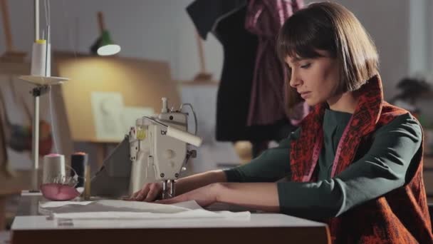 Chica Joven Estudio Costura Cose Detrás Máquina Coser Linda Chica — Vídeos de Stock