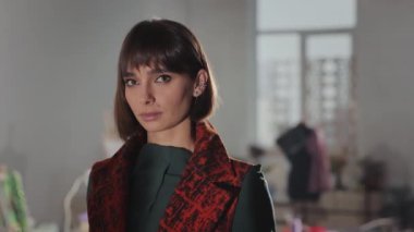 Dikiş Stüdyosunda Genç Kadın. Kısa saçlı, sevimli bir kız var. Kapalı alanda dikiş aksesuarları..