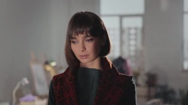 Dikiş Stüdyosunda Genç Kadın. Kısa saçlı, sevimli bir kız var. Kapalı alanda dikiş aksesuarları..