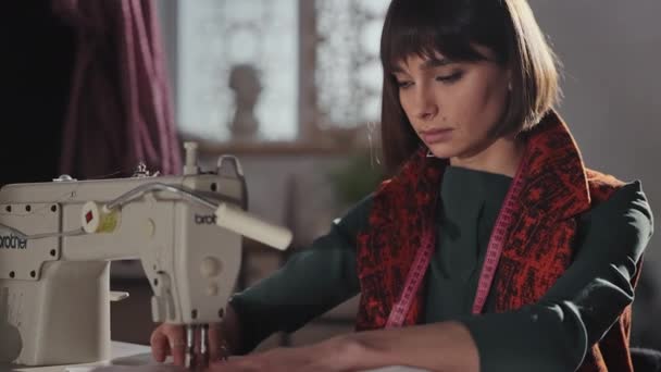 Chica Joven Estudio Costura Cose Detrás Máquina Coser Linda Chica — Vídeos de Stock