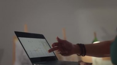 Dizüstü bilgisayarı olan adamın elleri. Ekranda giysilerin çizimlerini gösteriyor. Tasarımcının Yaratıcı Süreci. Giysi Ekranında.