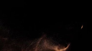 Ateş Şov. Gecenin karanlığındaki adam kıvılcımlar saçan sopalarla numaralar sergiliyor. Karanlıkta kıvılcımlar hareket ettikçe çeşitli soyut görüntüler oluşturur.