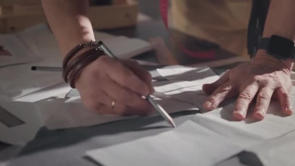 Mans Hands Tasarımcı Kumaş Üzerine Kalem Çizer Desenler Üretiyor Ellerinde — Stok video