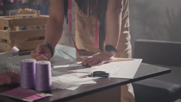 Мужские Руки Дизайнер Рисует Карандашом Создаёт Шаблоны Руках Браслет Часы — стоковое видео