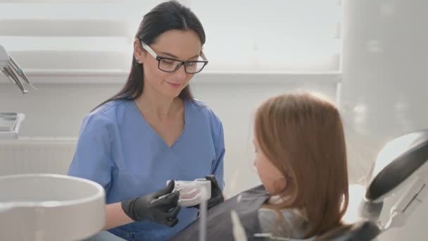Examen Dentistas Linda Niña Sentada Silla Dentistas Joven Dentista Femenina — Vídeo de stock