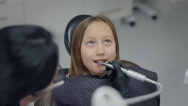 Pemeriksaan Dokter Gigi Gadis Kecil Yang Lucu Duduk Kursi Dokter — Stok Video