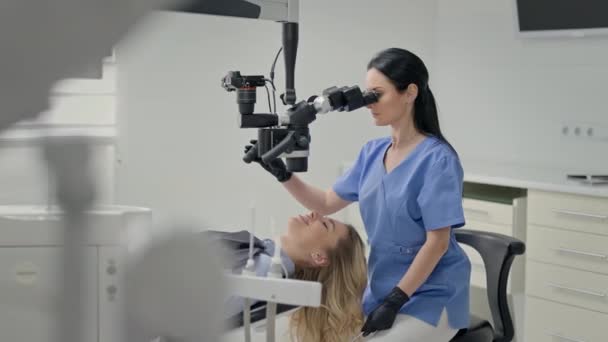 Dentista Trabajando Oficina Mujer Joven Corriendo Con Equipo Silla Joven — Vídeo de stock