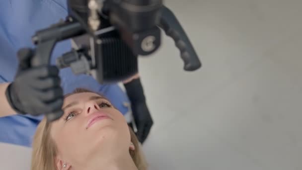 Tandläkare Arbetar Office Ung Kvinna Som Springer Med Utrustning Stol — Stockvideo