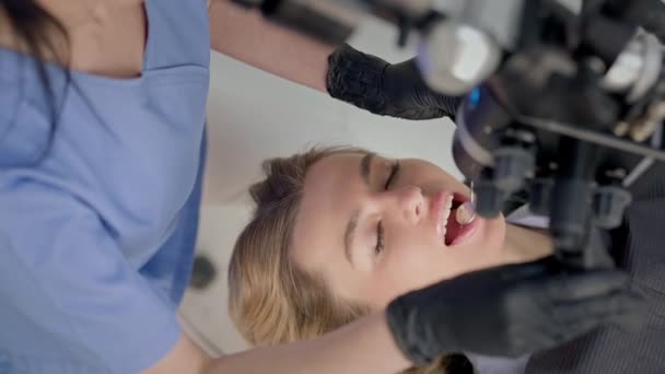 Dentista Trabalhar Escritório Jovem Mulher Correndo Com Equipamento Cadeira Jovem — Vídeo de Stock