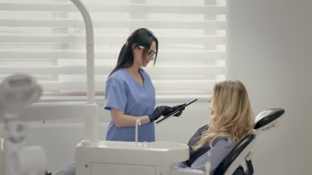 Dentista Che Lavora Ufficio Sedia Giovane Bionda Ricevimento Dal Dentista — Video Stock