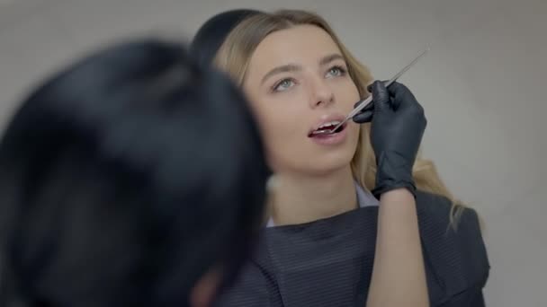 Ofiste Çalışan Dişçi Sandalyedeki Genç Sarışın Dişçide Resepsiyon Çekici Gülümseyen — Stok video
