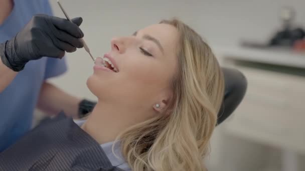 Dentista Trabajando Oficina Silla Joven Rubia Recepción Dentista Chica Rubia — Vídeos de Stock