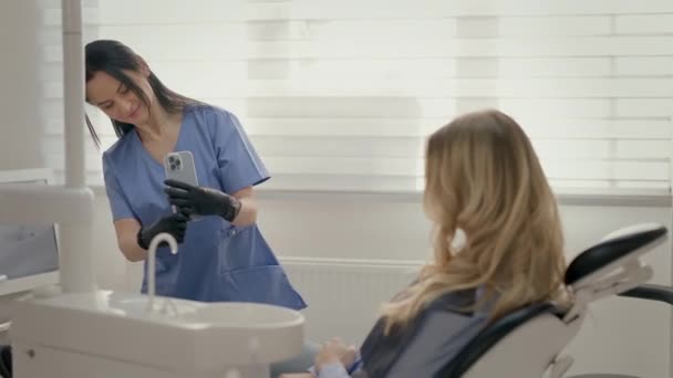 Οδοντίατρος Που Εργάζεται Στο Γραφείο Στην Καρέκλα Ξανθιά Υποδοχή Στον — Αρχείο Βίντεο