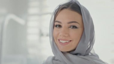 Kafasında fular olan güzel bir kız. Diş Hekimliğindeki Kız. Gülümsüyor. Çekici Gülümseme.