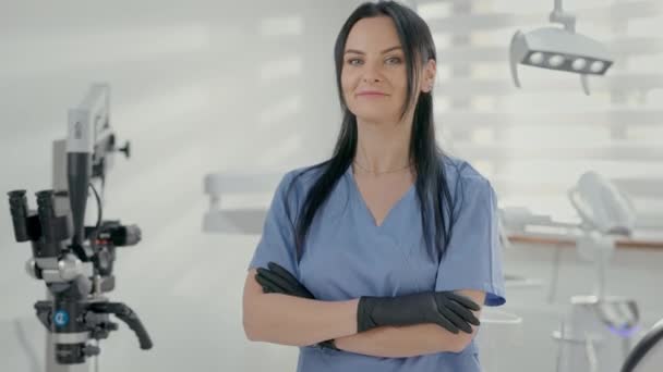 Νεαρή Γυναίκα Οδοντίατρος Στέκεται Στο Γραφείο Είναι Στα Ιατρικά Γάντια — Αρχείο Βίντεο