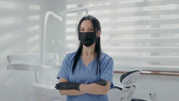 Joven Dentista Femenina Pie Cargo Ella Está Guantes Médicos Mujer — Vídeo de stock