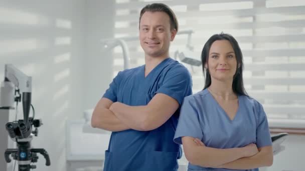 Hombre Mujer Dentistas Consultorio Dental Están Sonriendo Mujer Joven Con — Vídeo de stock