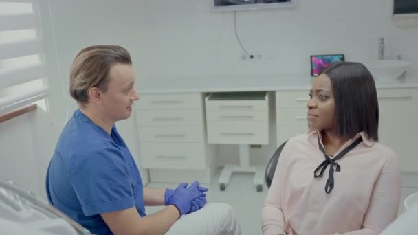 Mottagning Hos Tandläkaren Ung Manlig Tandläkare Pratar Med Patienten Stol — Stockvideo
