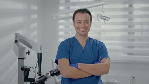 Joven Doctor Pie Consultorio Dental Hombre Blanco Sonriendo Sus Manos — Vídeo de stock