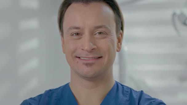 Jovem Médico Odontologia Homem Branco Sorrir Homem Bonito Face Close — Vídeo de Stock
