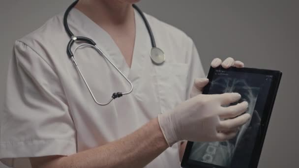 Mano Del Medico Abito Medico Guanti Che Tiene Tablet Uno — Video Stock